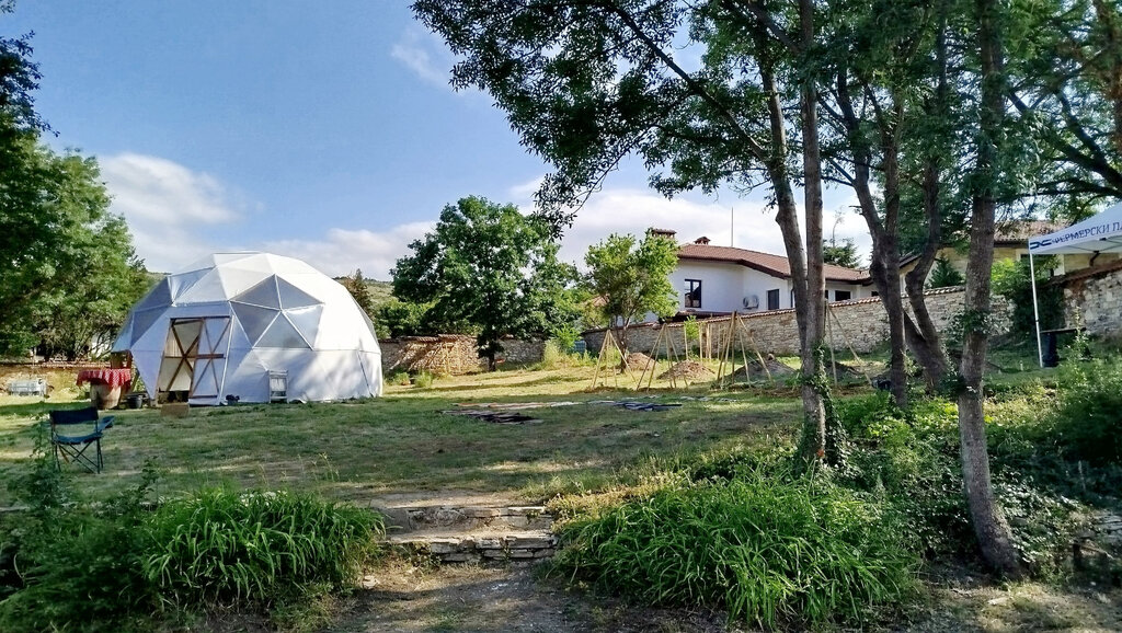 Jeta në fshat mund të jetë plot entuziazëm, kauza dhe emocione të lumtura 