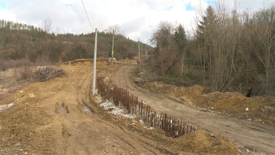 Свлачище застрашава къщи в село Габровица