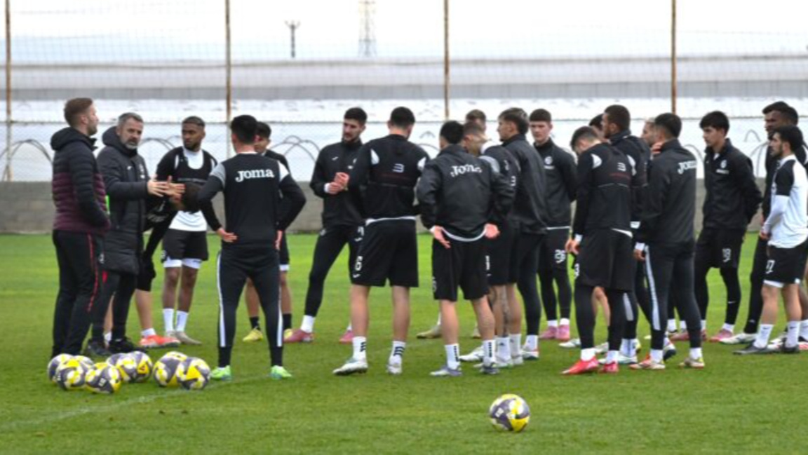 "Черно-белите" играят в събота последна контрола в Турция