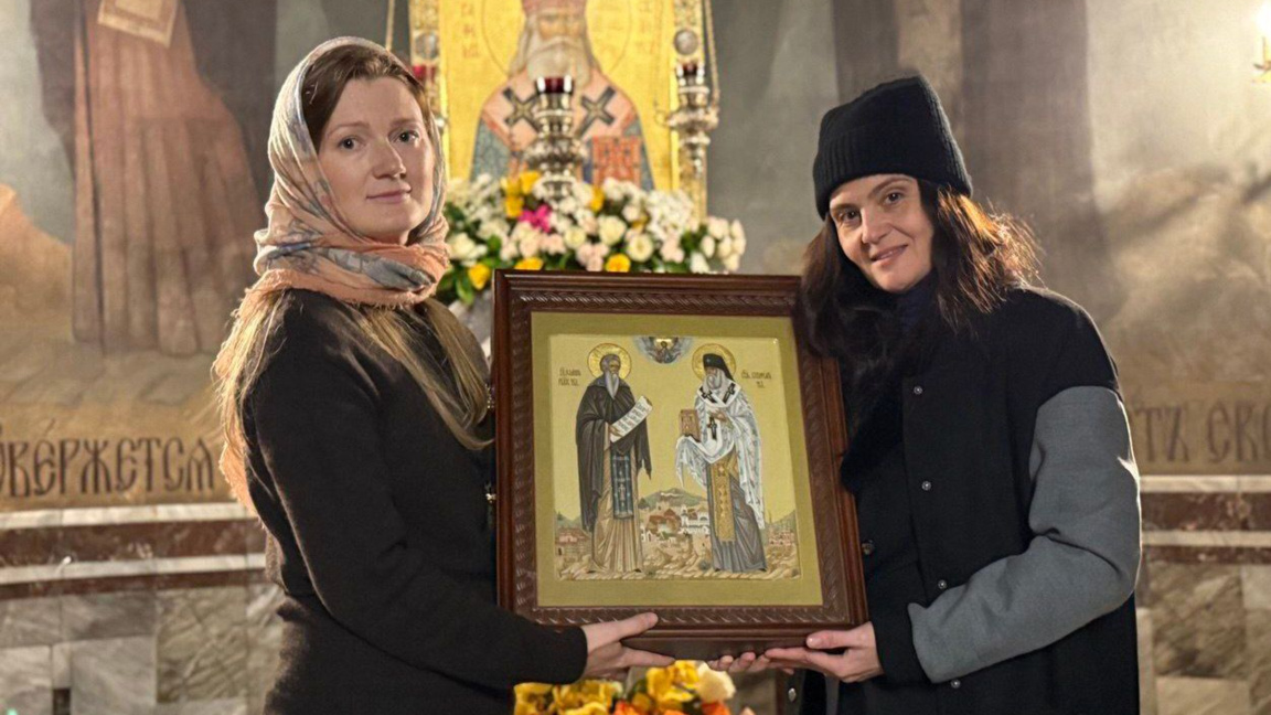 An icon unites in prayer Saint Seraphim ...