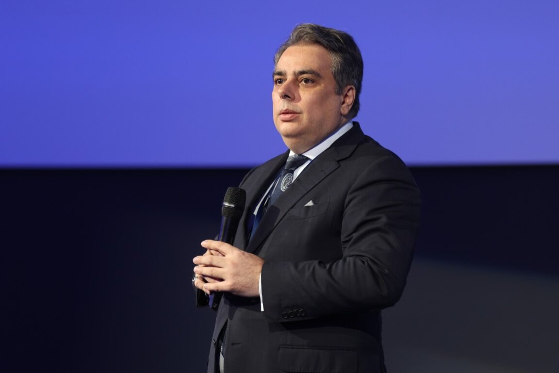 Асен Василев се противопостави на идеята БЕХ да придобие "Лукойл"