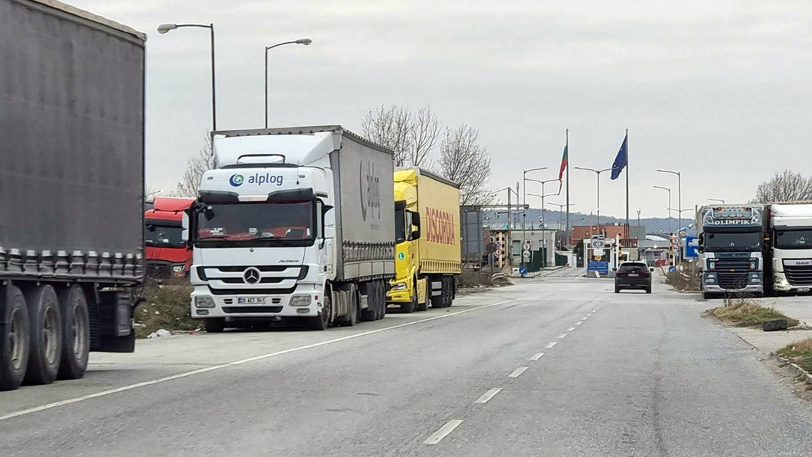 Очень интенсивно движение грузовых автомобилей в сторону Турции