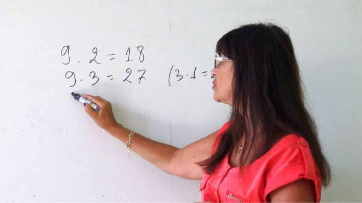 Минималната основна заплата за старши учител става 1911 лева