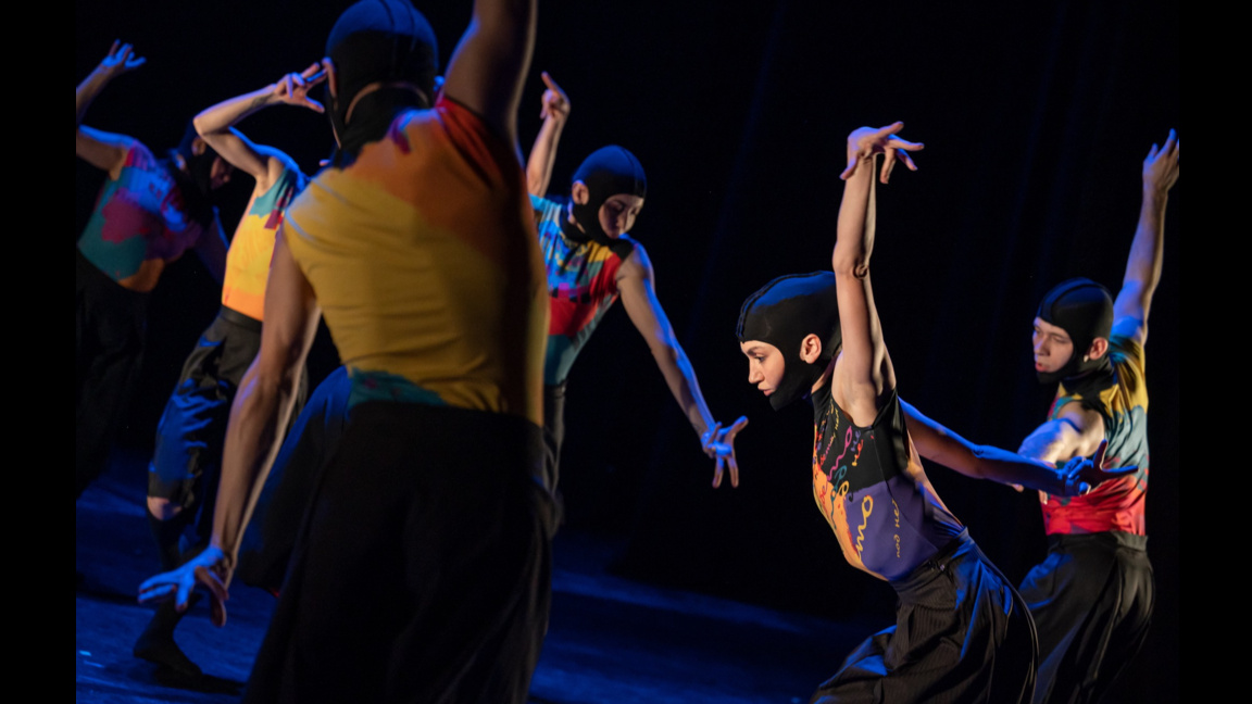 Сцена от спектакъла “Кръстопътища“