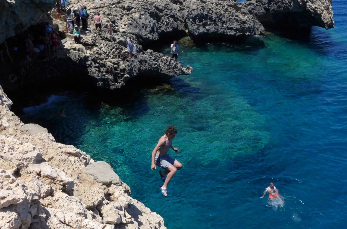 Турист скача в морето на нос Греко, югоизточната част на Кипър, архив.