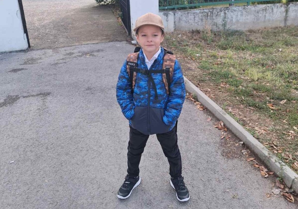 Михаил е жизнерадостно дете. Интересува се от всичко, свързано с техниката и науката. Иска да стане учен. Обича да конструира, да сглобява и да чете.