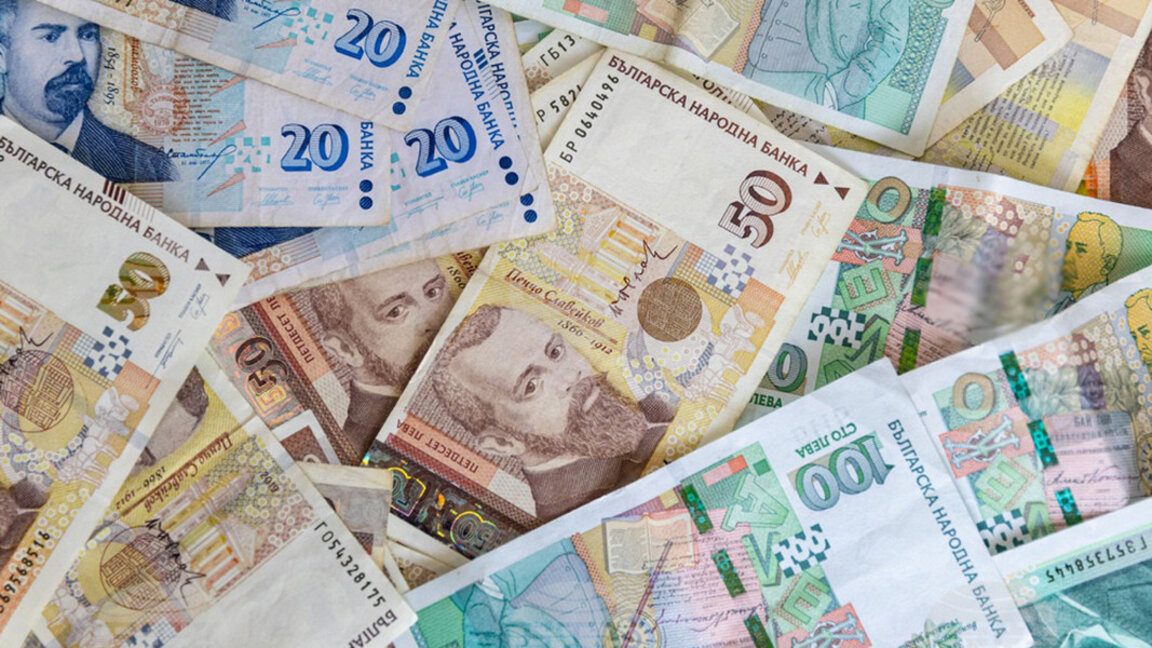 По-заможните пестят пари, по-бедните теглят потребителски кредити