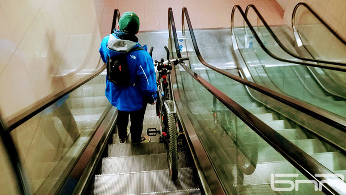 Изгубено - намерено: Какво се случва със загубените в метрото вещи?