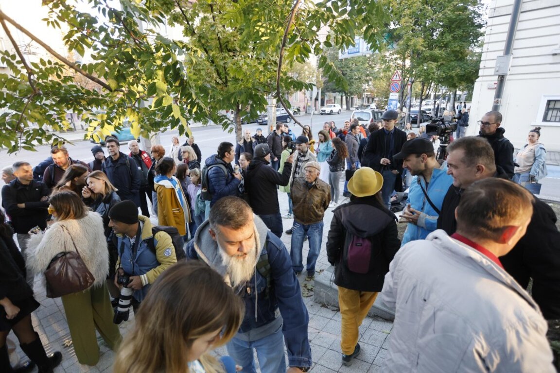 Протест на БОЕЦ пред централата на "ДПС - Ново начало" под наслов "Боклук за боклука"