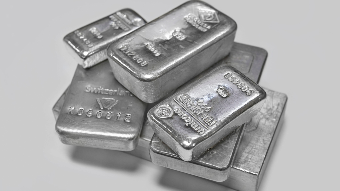 Среброто поевтинява, след като Тръмп отложи митата за критични минерали