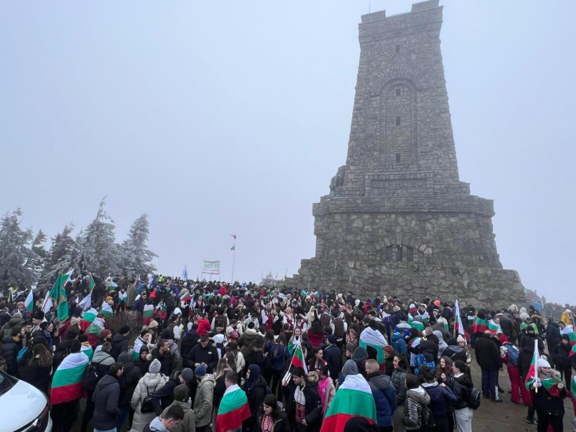 Българи от цялата страна се очакват на Паметника на свободата