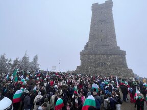 Българи от цялата страна се очакват на Паметника на свободата