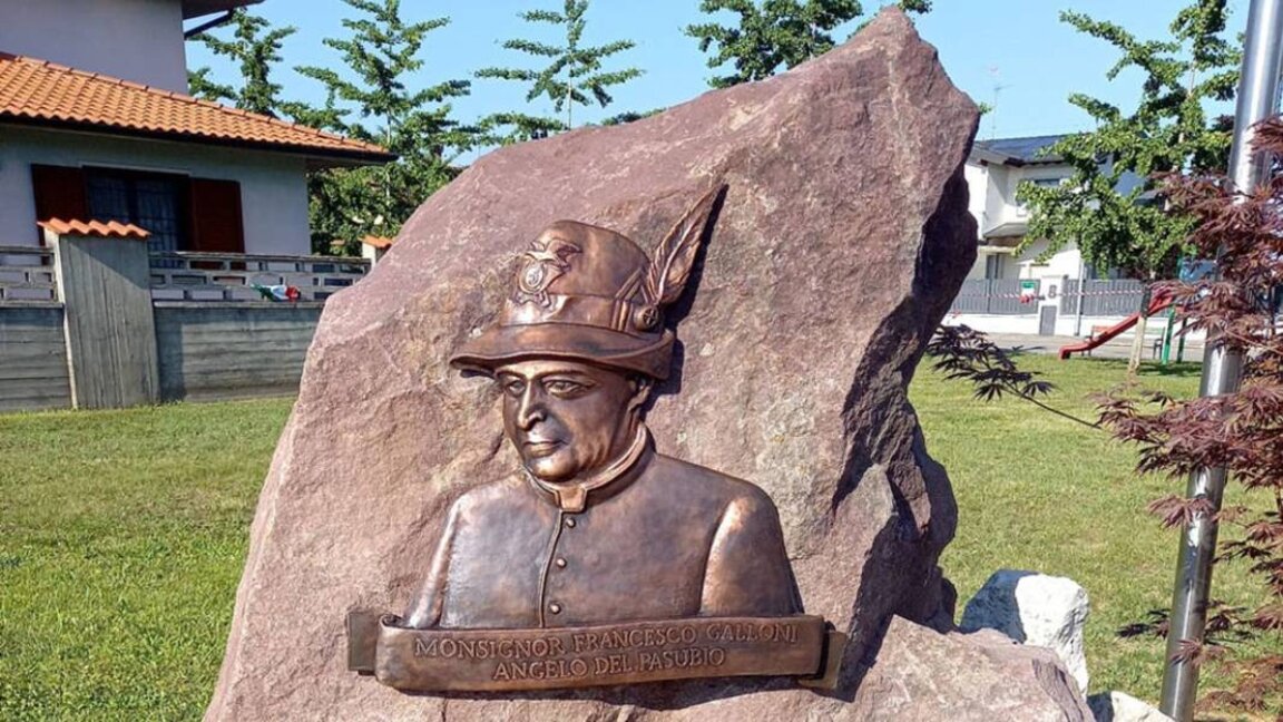 Паметник на монсеньор Франческо Галони в Лодето ди Ровато