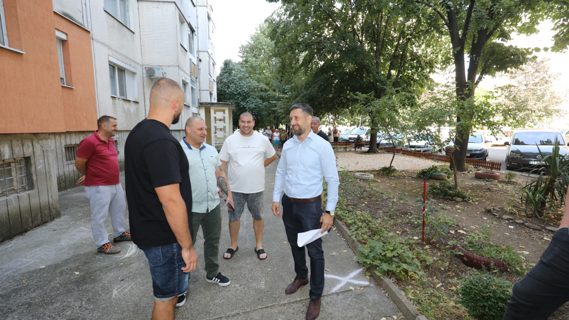 Обновяват поредна жилищна сграда в Стара Загора 