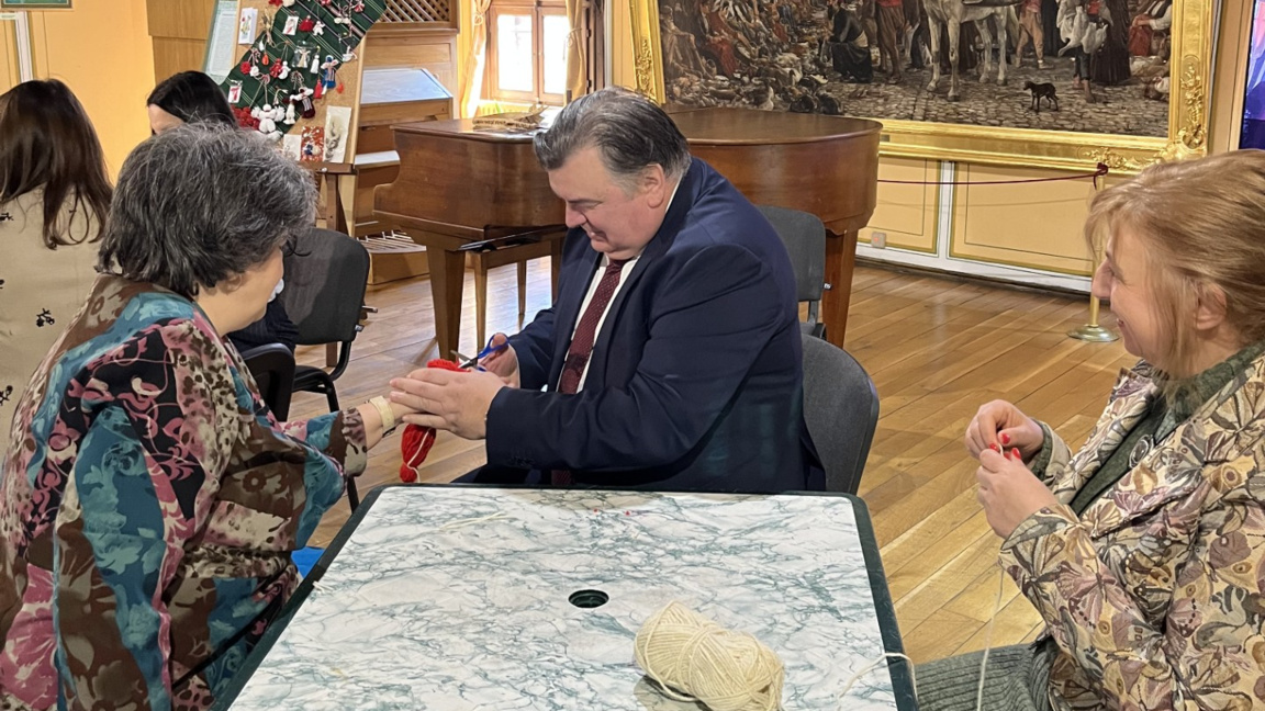 Посланикът на Молдова изработва мартеница в Пловдив