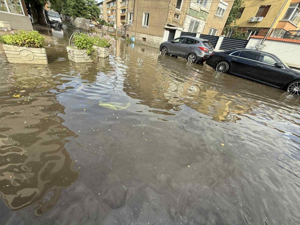 Отводняват улици и приземни етажи в Пазарджик след пороен дъжд