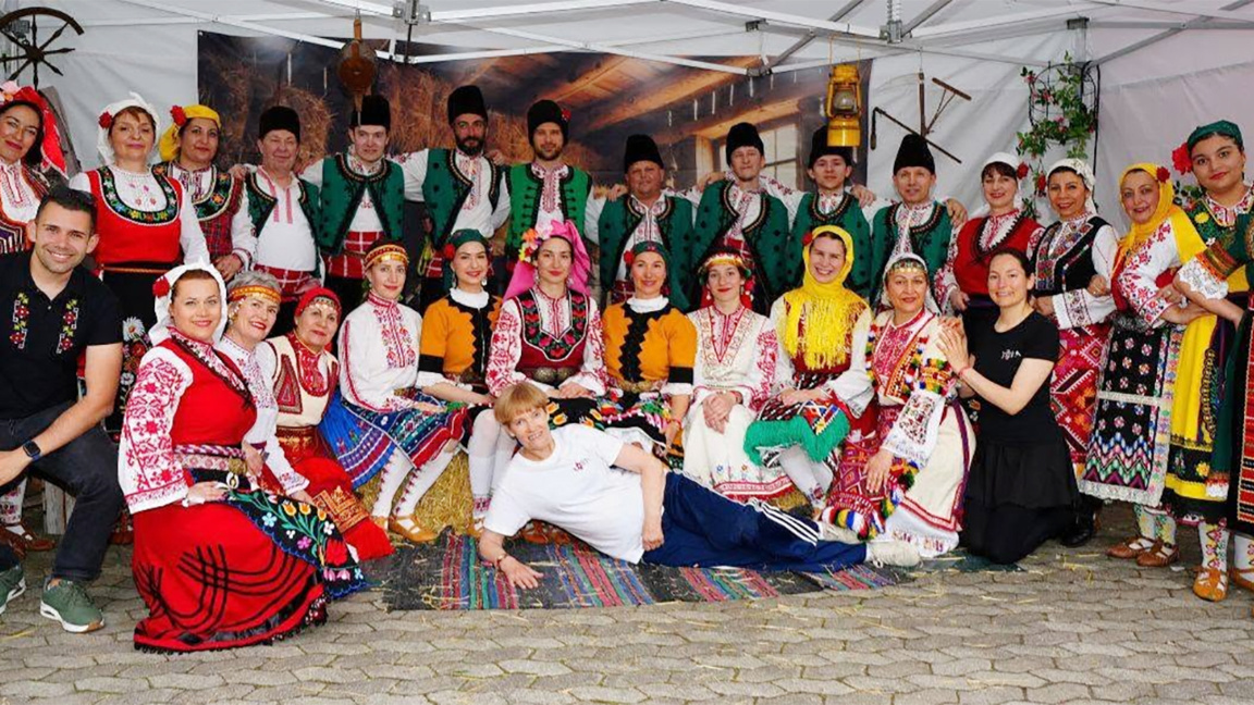 Клубът за народни танци "Зора" в гр. Хага