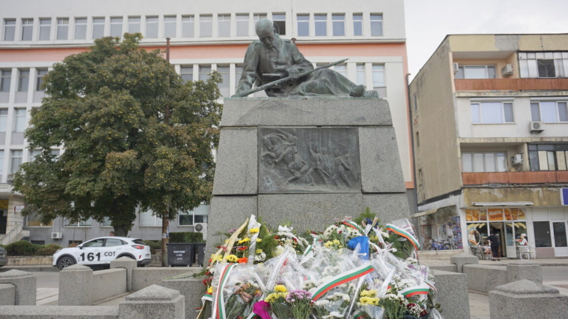 Паметник на скърбящия воин във Видин, посветен на загиналите в Сръбско-българската война.