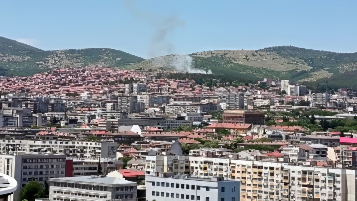 Горят сухи треви в района на квартал „Лозенец“ в Стара Загора