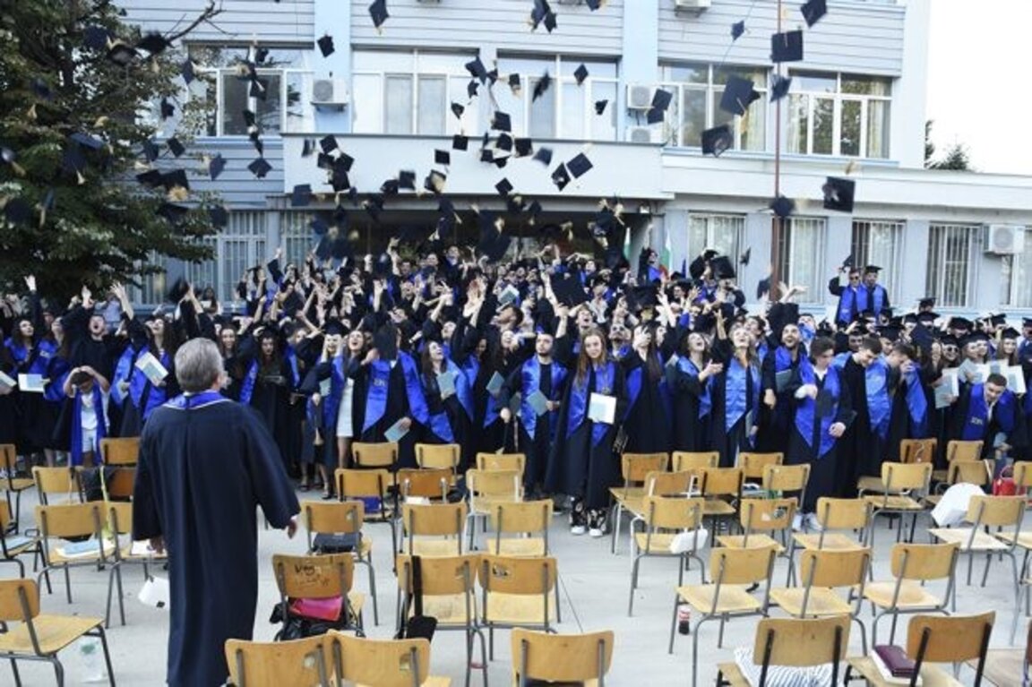 Седем аргумента защо не трябва да се връщаме в "езиковото гето"