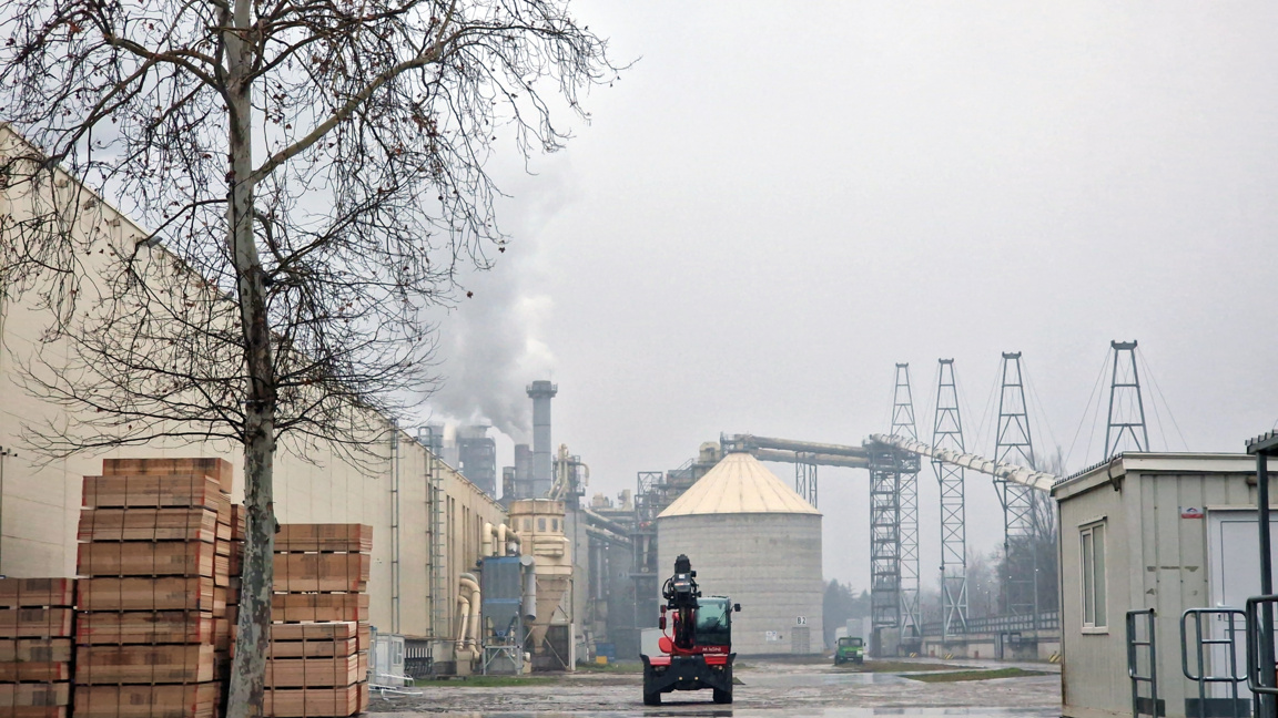 Дървопреработвателно предприятие „Кроношпан“ във Велико Търново.