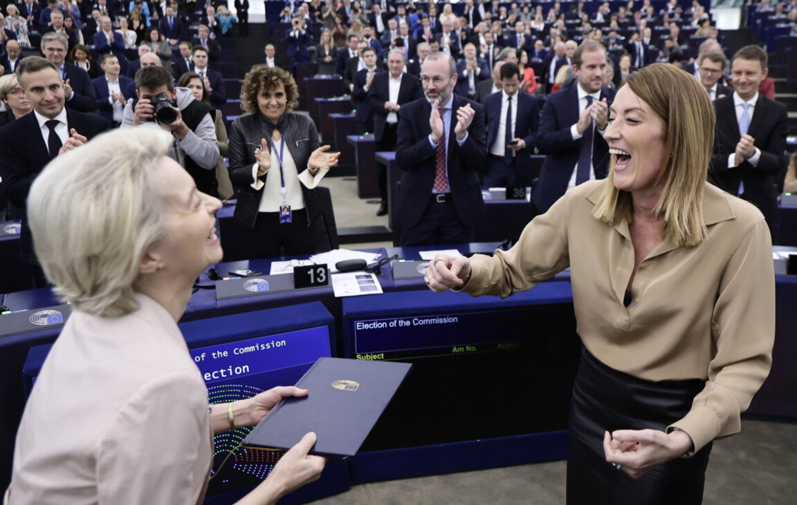 Урсула фон дер Лайен (вляво) получава документа за избора на ЕК от председателя на ЕП Роберта Мецола (вдясно) в Европейския парламент в Страсбург, Франция, 27 ноември 2024 г.