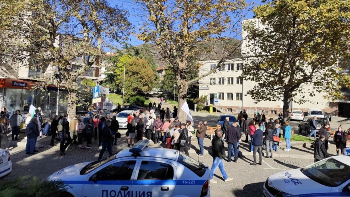 ОбС в Карлово решава за завода за барут, а "Възраждане" протестира