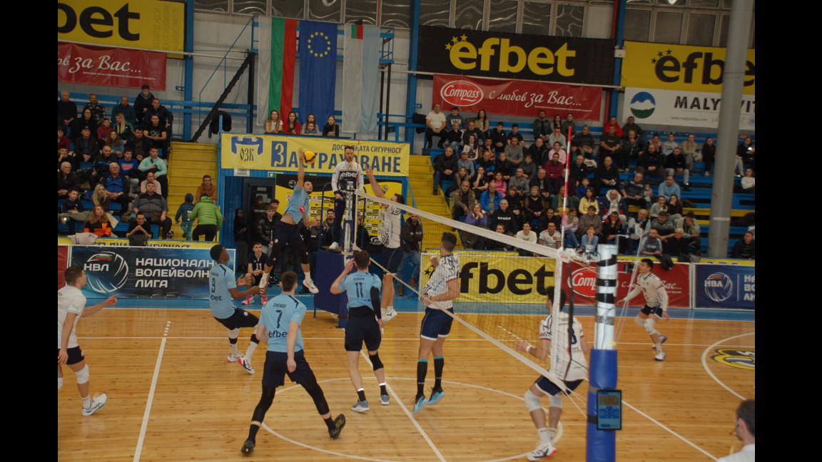 "Левски" с чиста победа в зала "Младост"