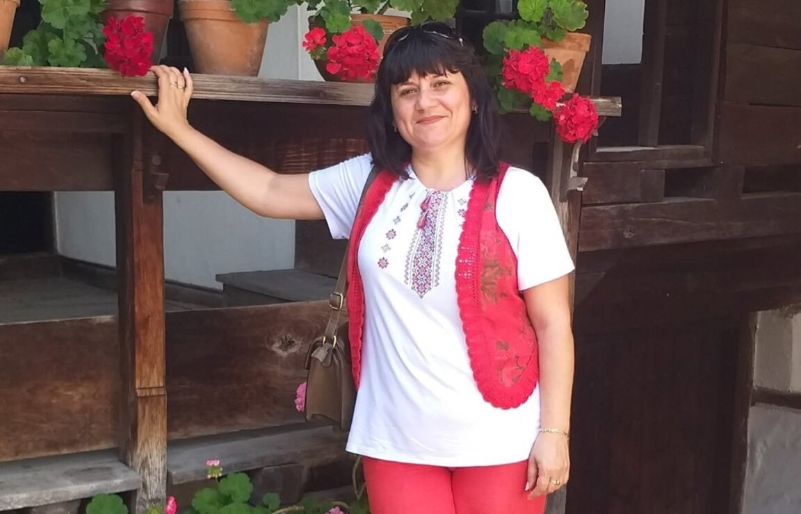 Наталия Кара с отличие за сборник с български народни песни от село Табаки, Украйна