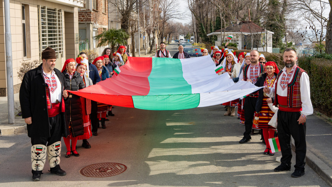 Шествие с огромен български трибагреник впечатли в Царево на 3 март  