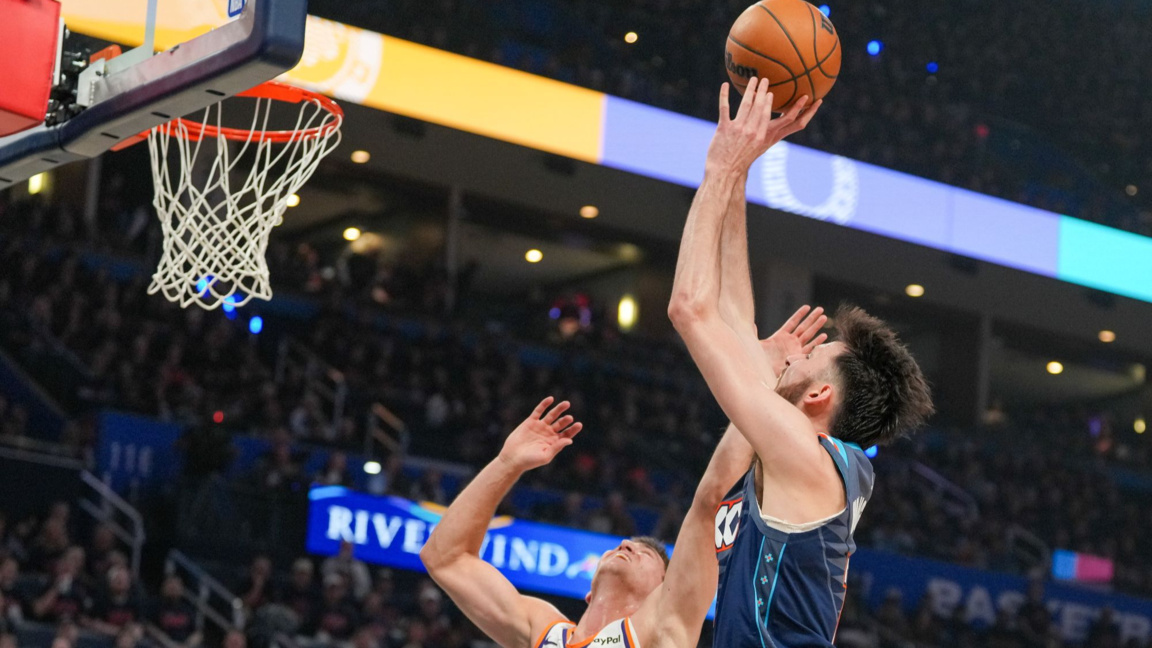 Центърът на Оклахома Холмгрен стреля в коша на Финикс през Гилеспи.