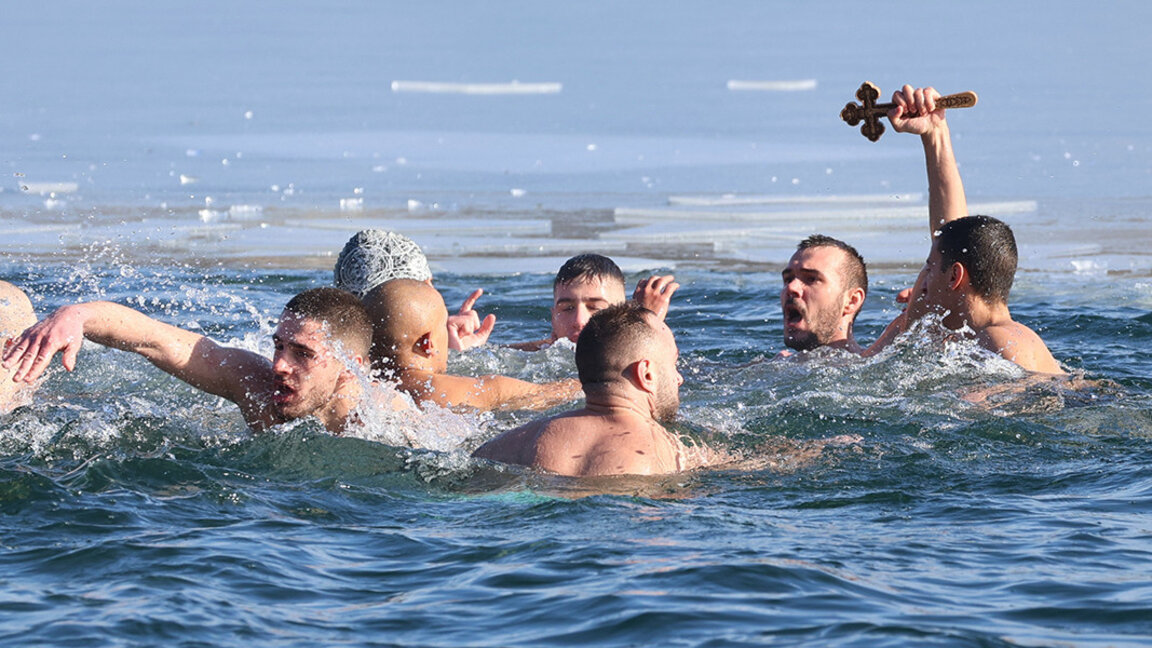 Bulgarians across the country take out the cross on Epiphany