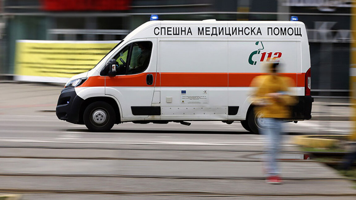 Дете е в тежко състояние, след като е паднало от 2 етаж на болницата в Карнобат