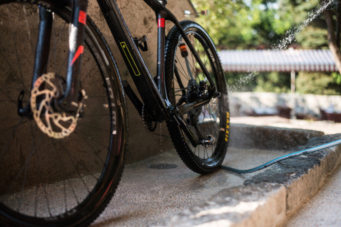 Немски гражданин с опасност за живота след падане с велосипед