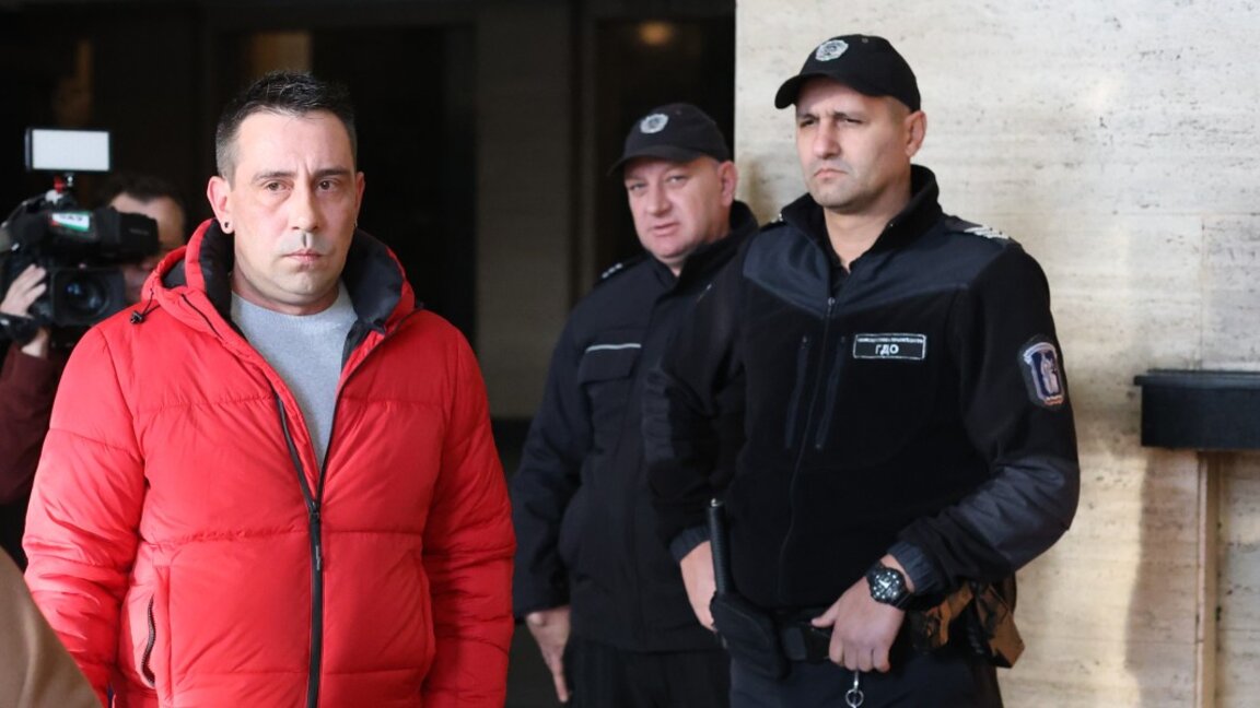 Петър Тодоров (вляво), подсъдим за катастрофата, при която загина 15-годишният Филип Арсов.