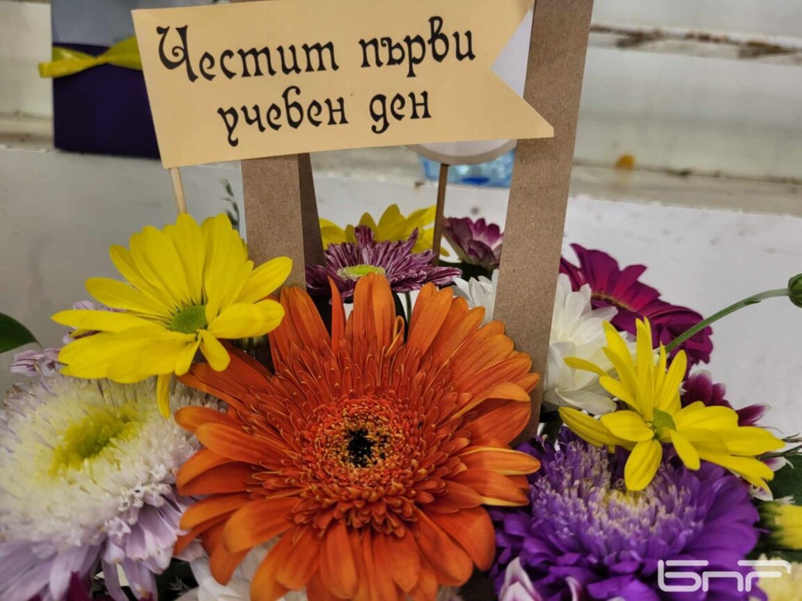 Малки букети, кошнички и стрък цвете най-предпочитани за първия учебен ден
