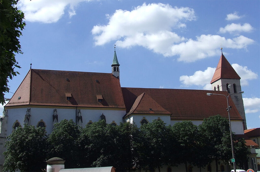 Die Alte Kapelle in Regensburg mit einer Gedenktafel zur Gefangenschaft des hl. Method