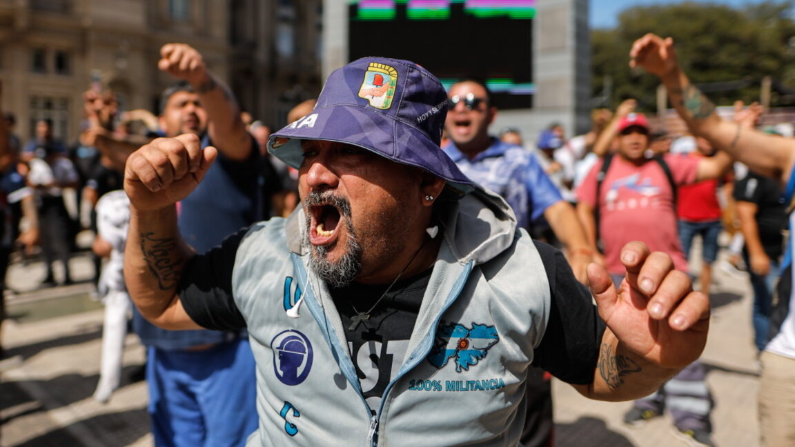 Масови протести в Буенос Айрес срещу мащабните реформи със съкращения на служители