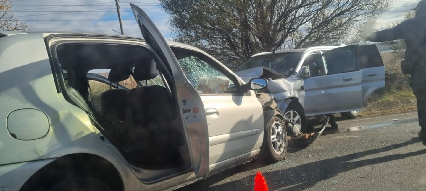 Двата автомобила след челната катастрофа край с. Константиново.