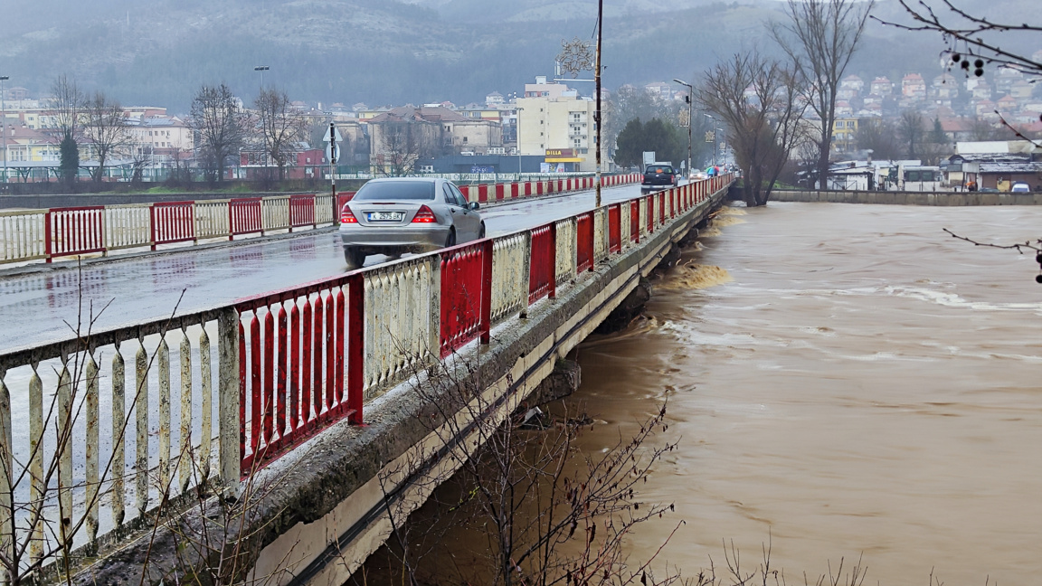Мостът към болницата в Крумовград на ръба на преливане
