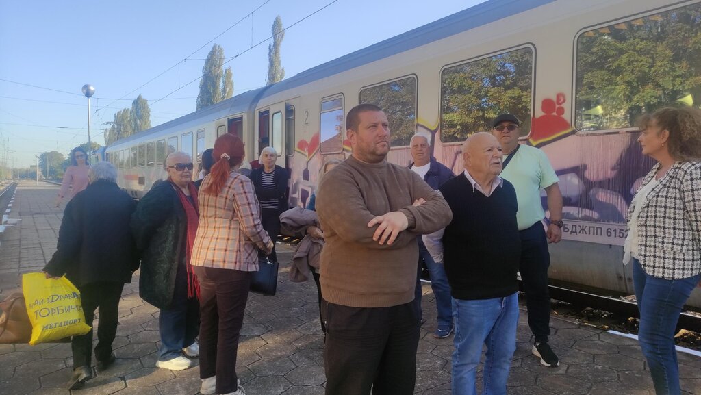 Павликени за новите експресни влакове на БДЖ: Ние си плащаме, за да ги гледаме