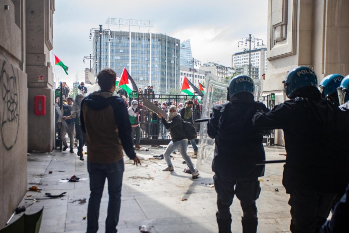 До сблъсъци между демонстранти и полицаи се стигна на Централната гара в Милано по време на протест в знак на солидарност с палестинците в Газа и призив за спиране на доставките на оръжие за Израел, 22 септември 2025 г.