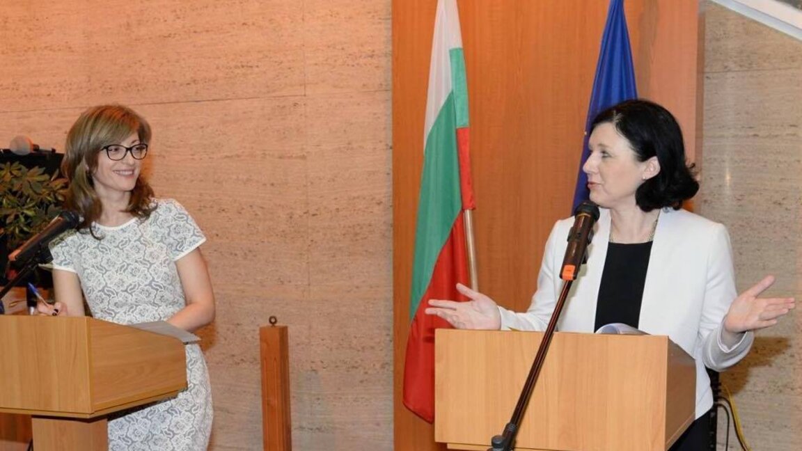 Министърът на правосъдието Екатерина Захариева и еврокомисарят за правосъдие, защита на потребителите и равенство между половете Вера Йоурова