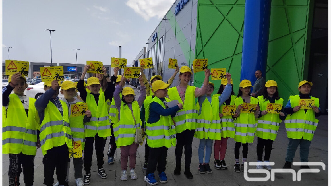 Ученици от Перник с флаери към шофьори в кампания за пешеходци