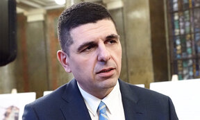 ДБ иска трима министри да обяснят последиците за България от санкциите на САЩ върху "Лукойл"