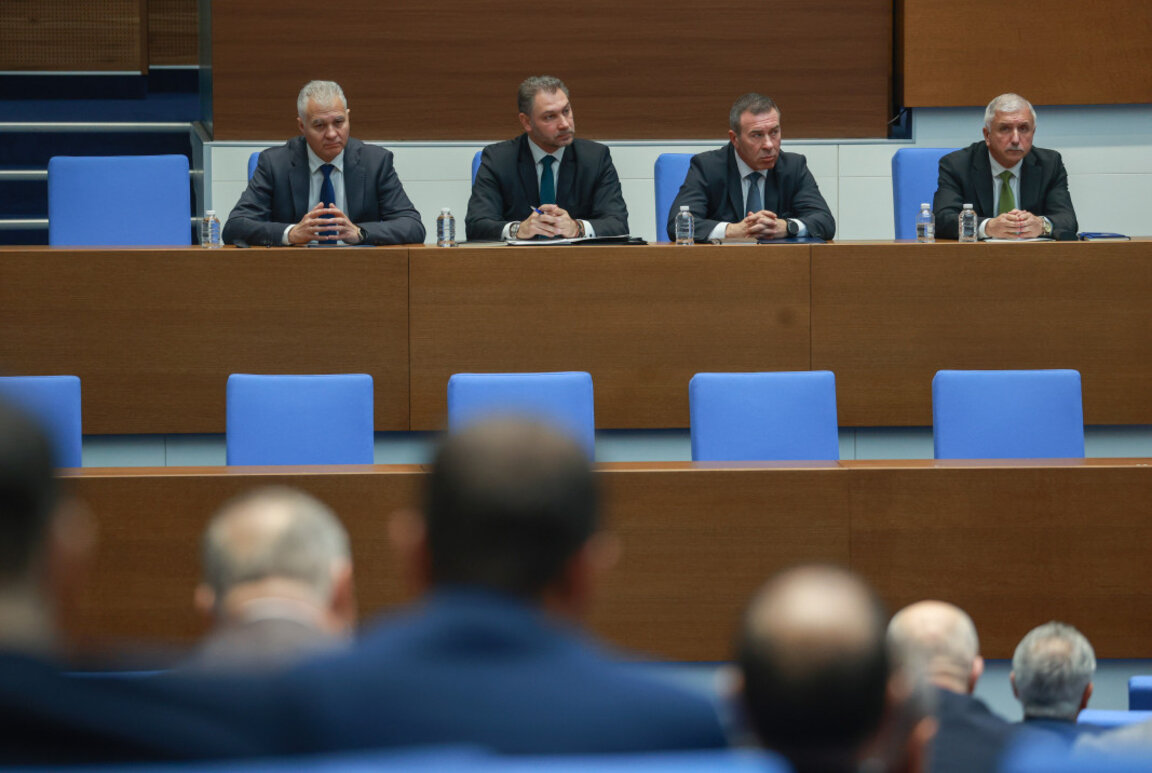 Председателят на ДАНС Пламен Тончев, зам.-директорът на ГДБОП) Боян Раев, директорът на ГДНП Мирослав Рашков и зам.-министърът на вътрешните работи Любомир Йосифов (от ляво надясно) в НС - 6 февруари 2025 г.