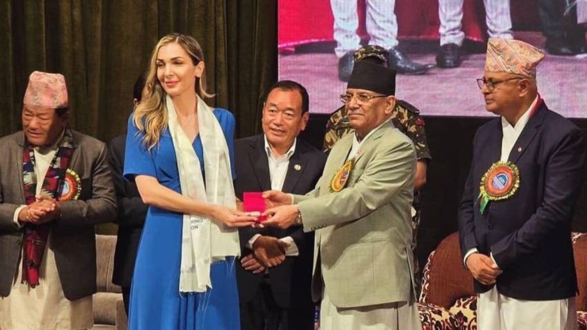 Kryeministri i Nepalit dekoroi alpinisten bullgare Sillvija Azdreeva, e cila u ngjit në Everest