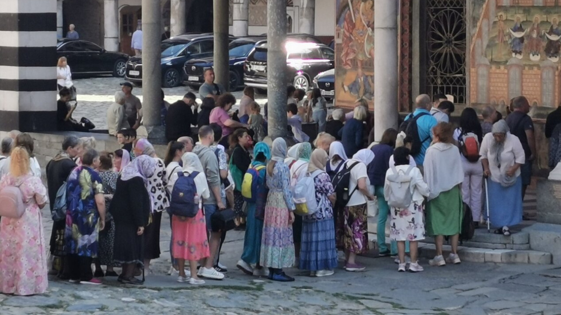 Сотни людей собрались в Рильском монастыре на Успение св. Ивана Рильского
