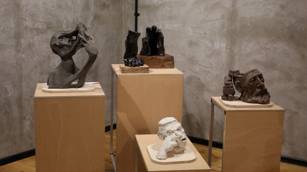 Œuvres de Vu Nguyen présentées dans le cadre de l'exposition "Dialogue en argile"