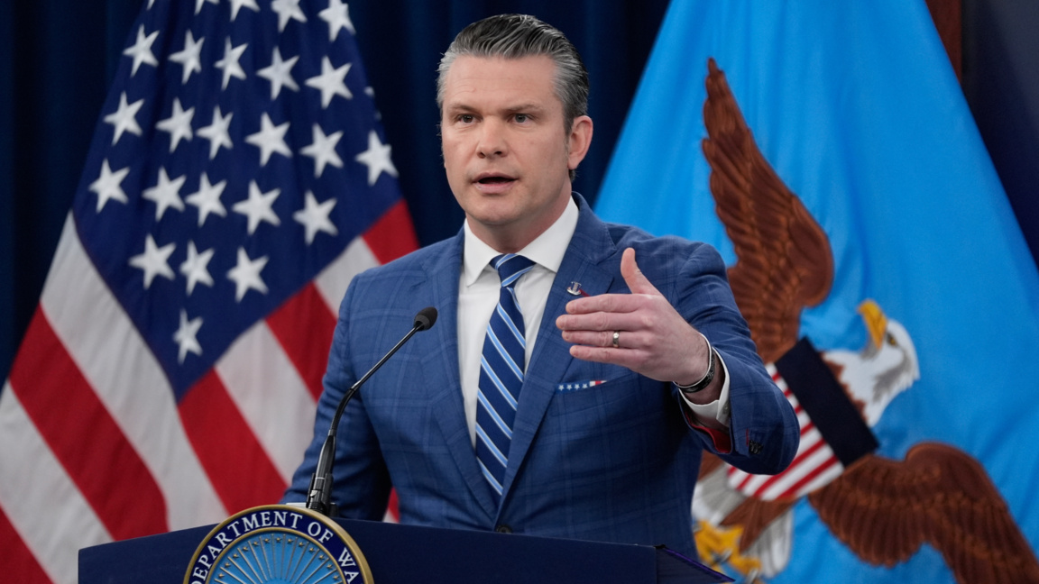 Министърът на войната на САЩ Пийт Хегсет говори пред представители на медиите на брифинг в Пентагона, Вашингтон, 8 април 2026 г.